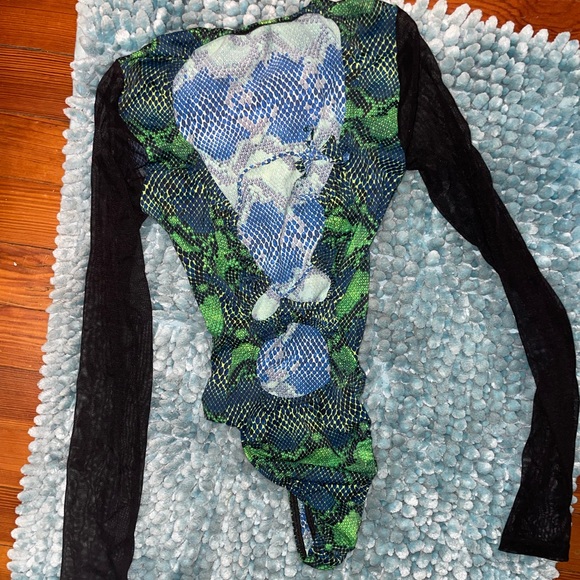 Snake skin design green and black one piece - Picture 4 of 4